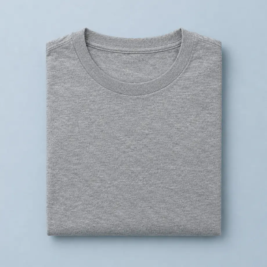 Camiseta gris jaspeado de algodón grueso doblada sobre fondo gris azulado