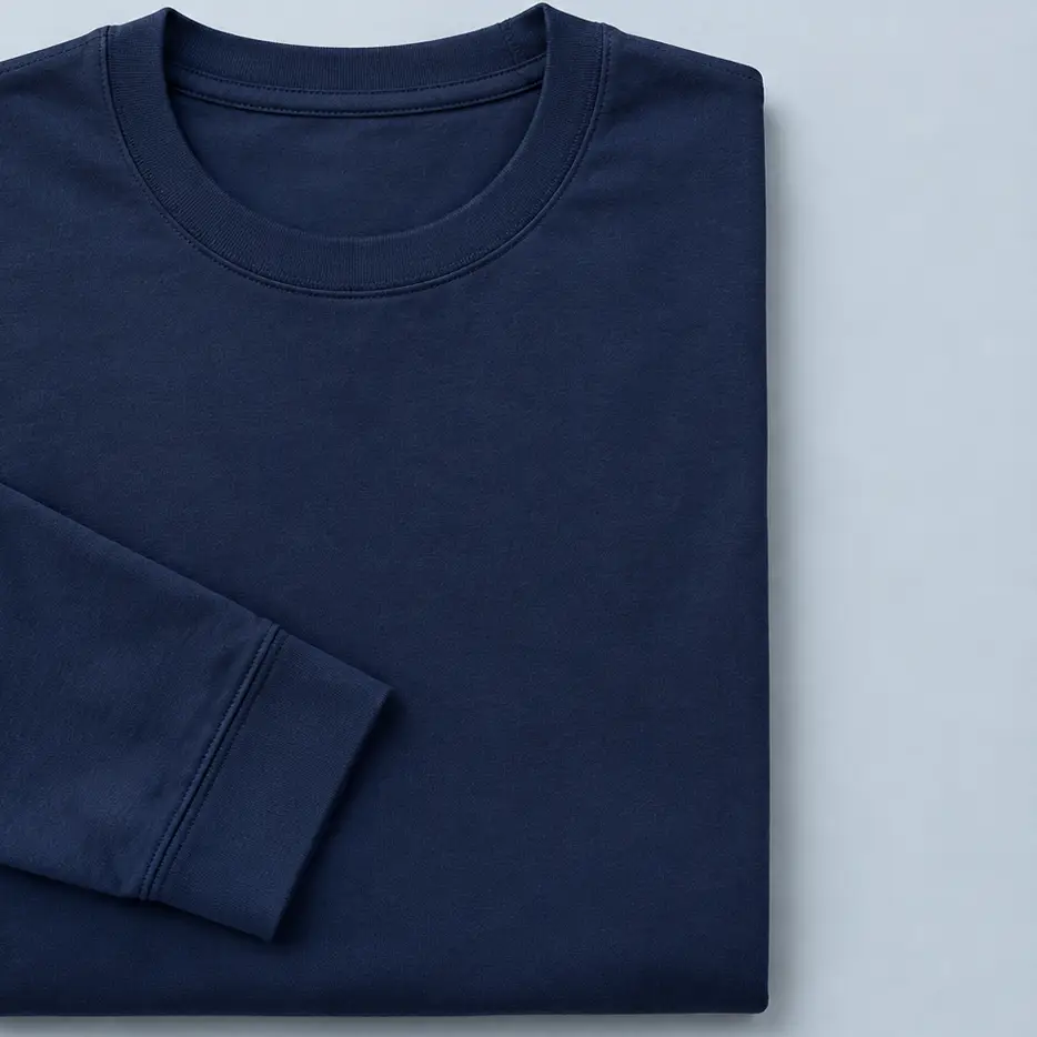 Camiseta de manga larga azul marino doblada con una manga extendida